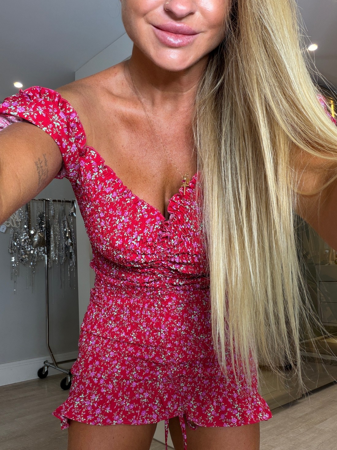 Vestido cereja fúcsia com flores Vestido cereja fúcsia com flores