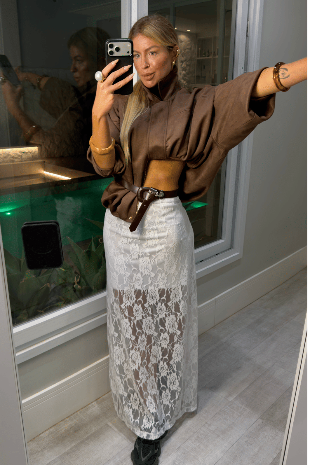 Saia midi em renda florida