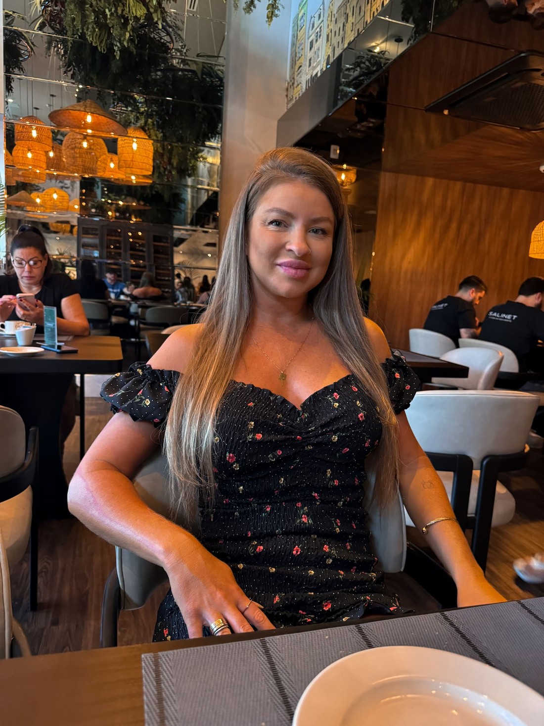 Vestido cereja preto com flores vermelhas Vestido cereja preto com flores vermelhas