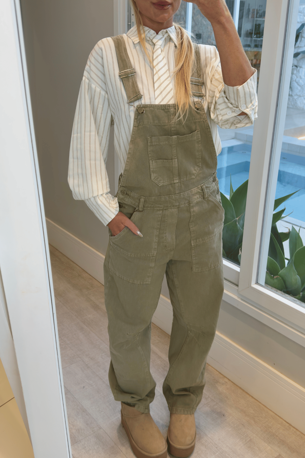 Camisa off risca de giz com Gravata Larissa Camisa off risca de giz com Gravata Larissa