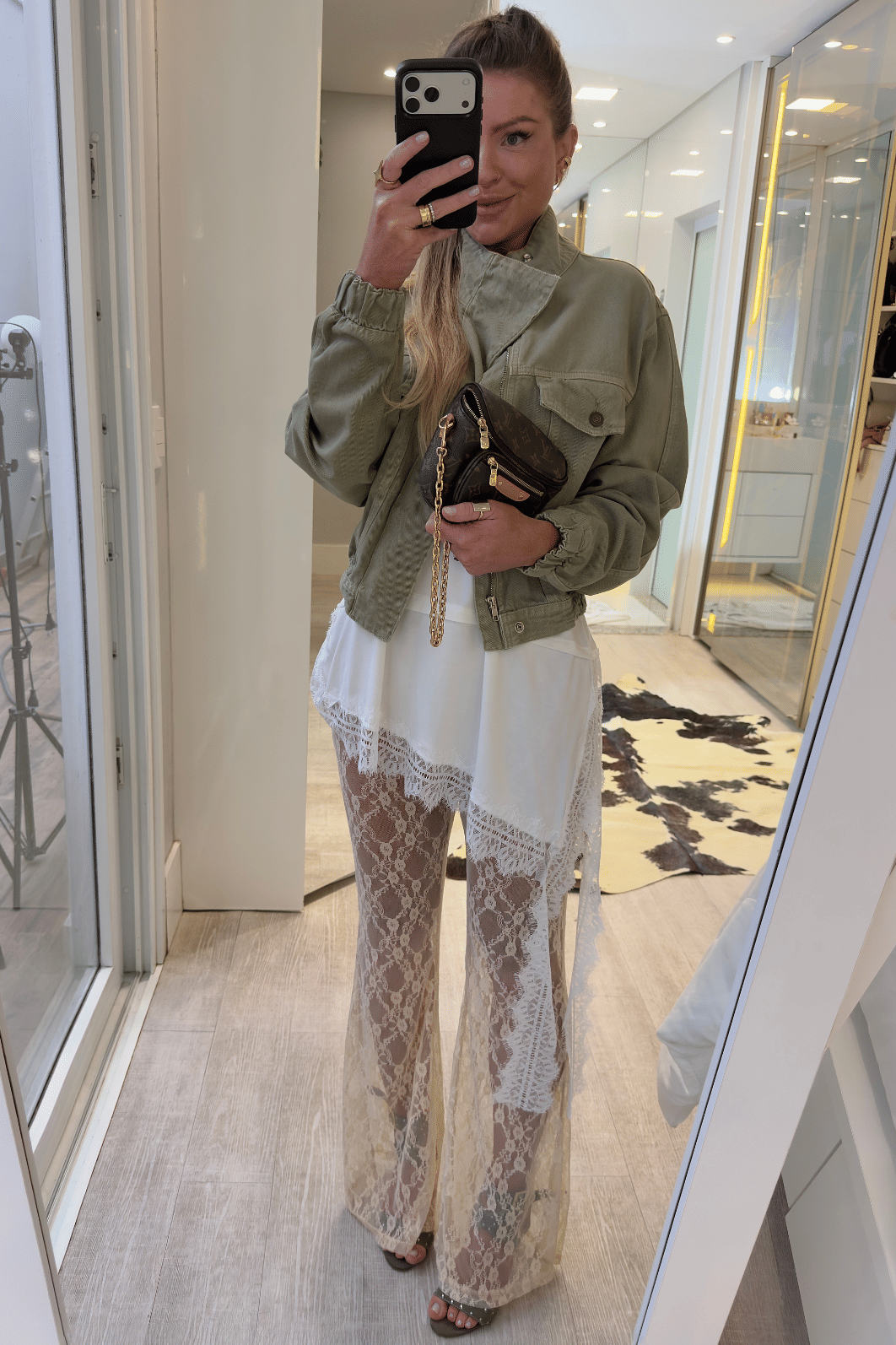 Blusa assimétrica com renda OFF WHITE Lígia Blusa assimétrica com renda OFF WHITE Lígia