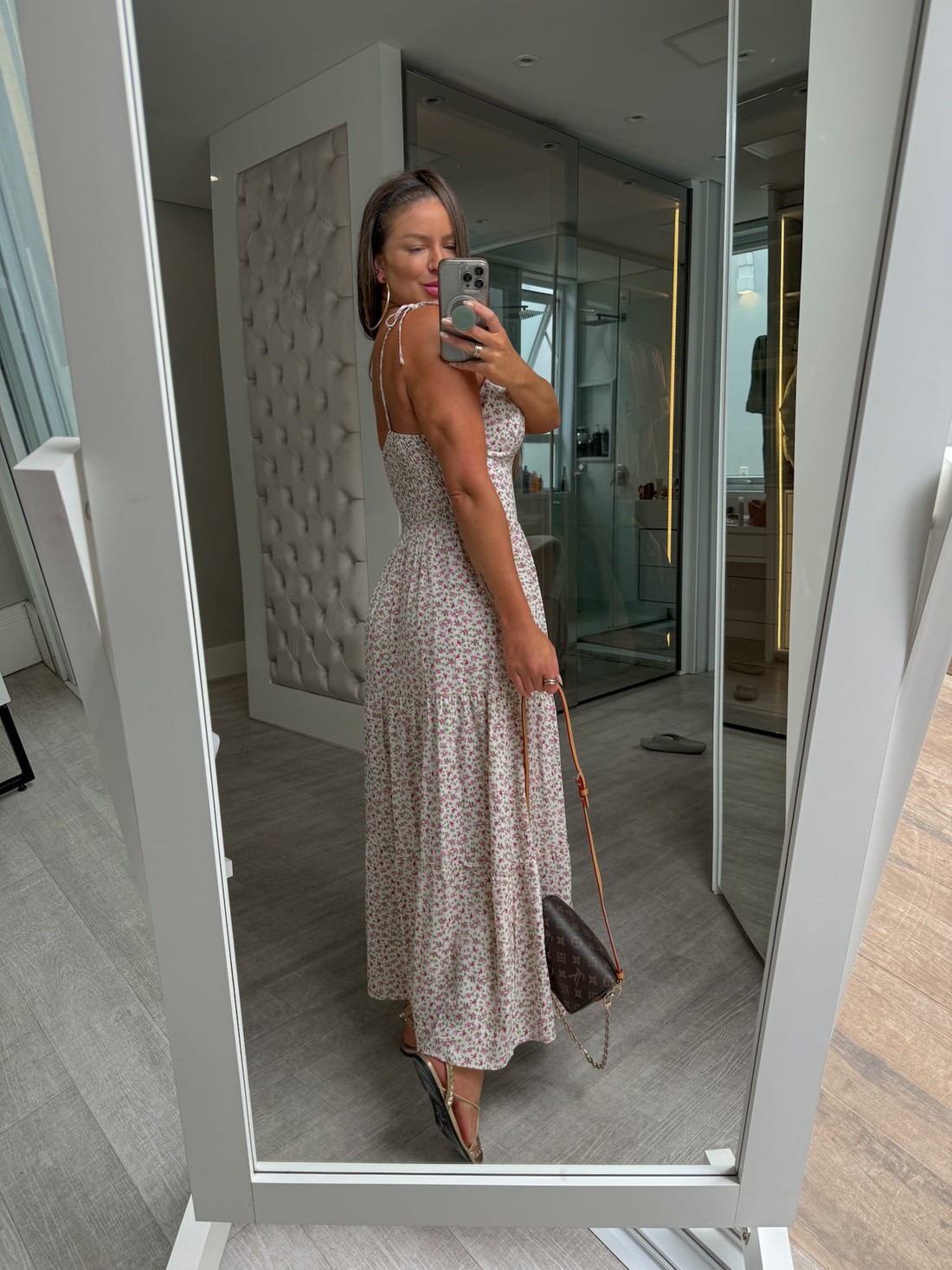 Vestido midi de alcinhas bege com flores roxas Eliza