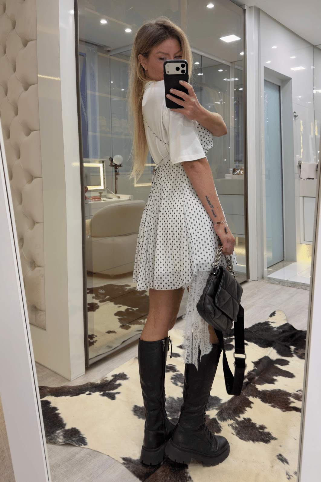 Blusa assimétrica com renda OFF WHITE Lígia Blusa assimétrica com renda OFF WHITE Lígia
