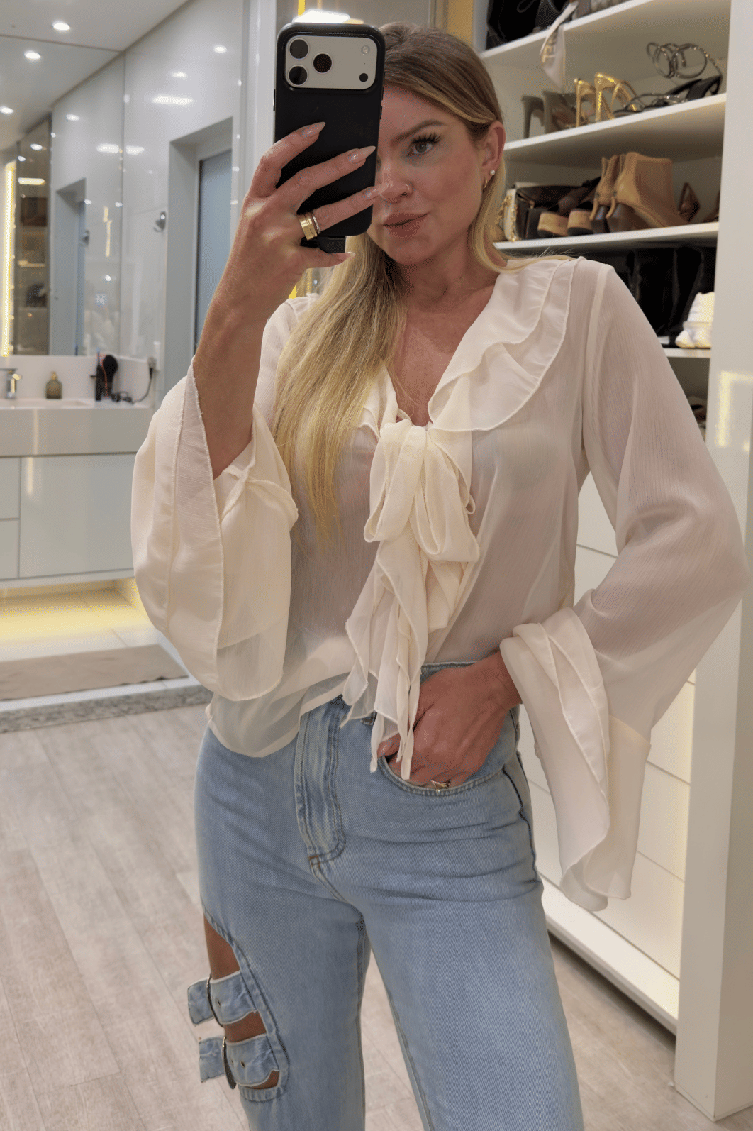 Calça jeans com fivelas na lateral Calça jeans com fivelas na lateral