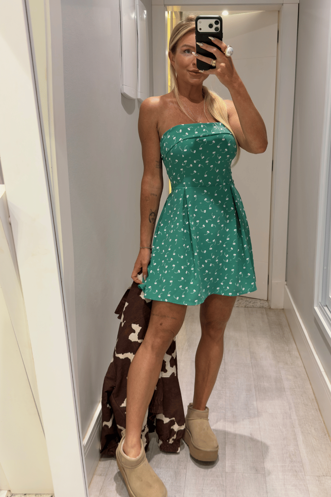 Vestido macacão curto tomara que caia estampa de Flores