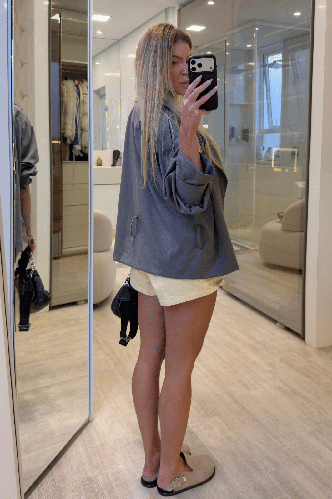 Casaco trench coat curto com cinto Casaco trench coat curto com cinto