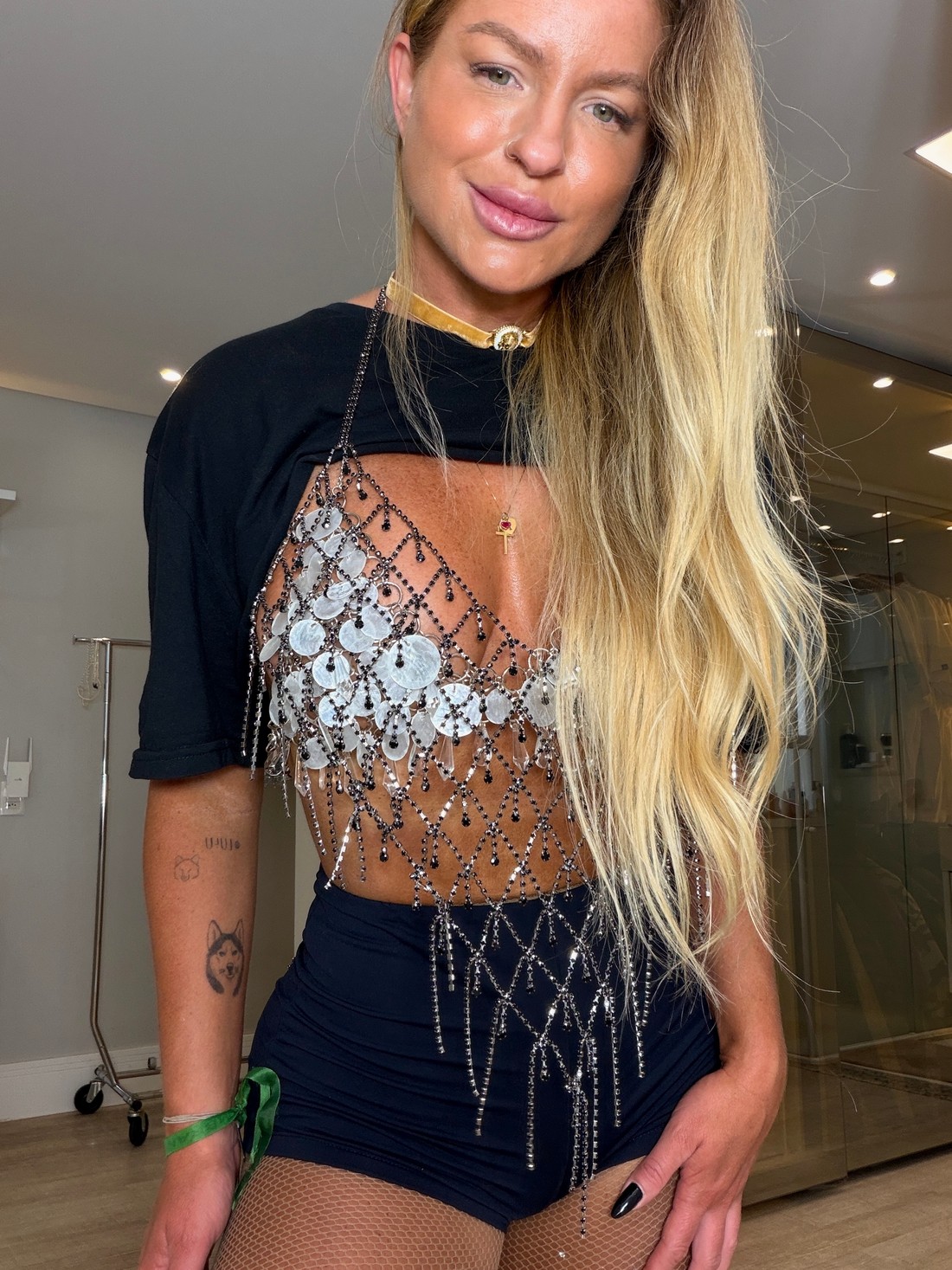 Top frente única com aplicações em strass Top frente única com aplicações em strass