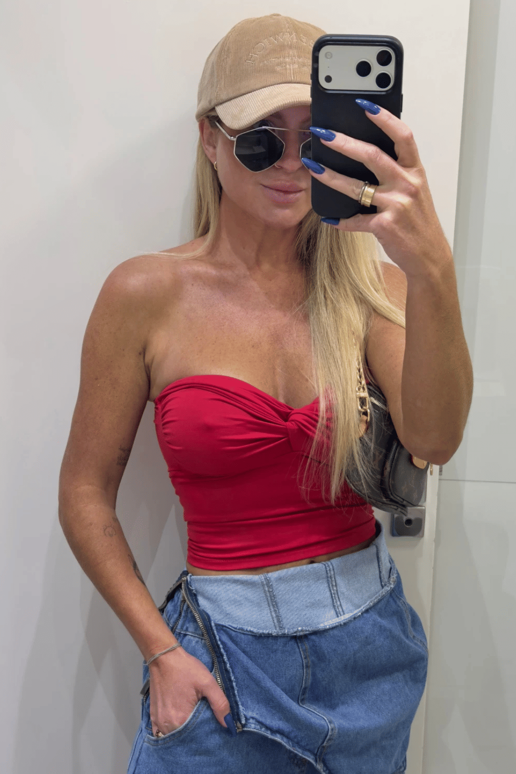 cropped tomara que caia com detalhe no busto vermelho Greice