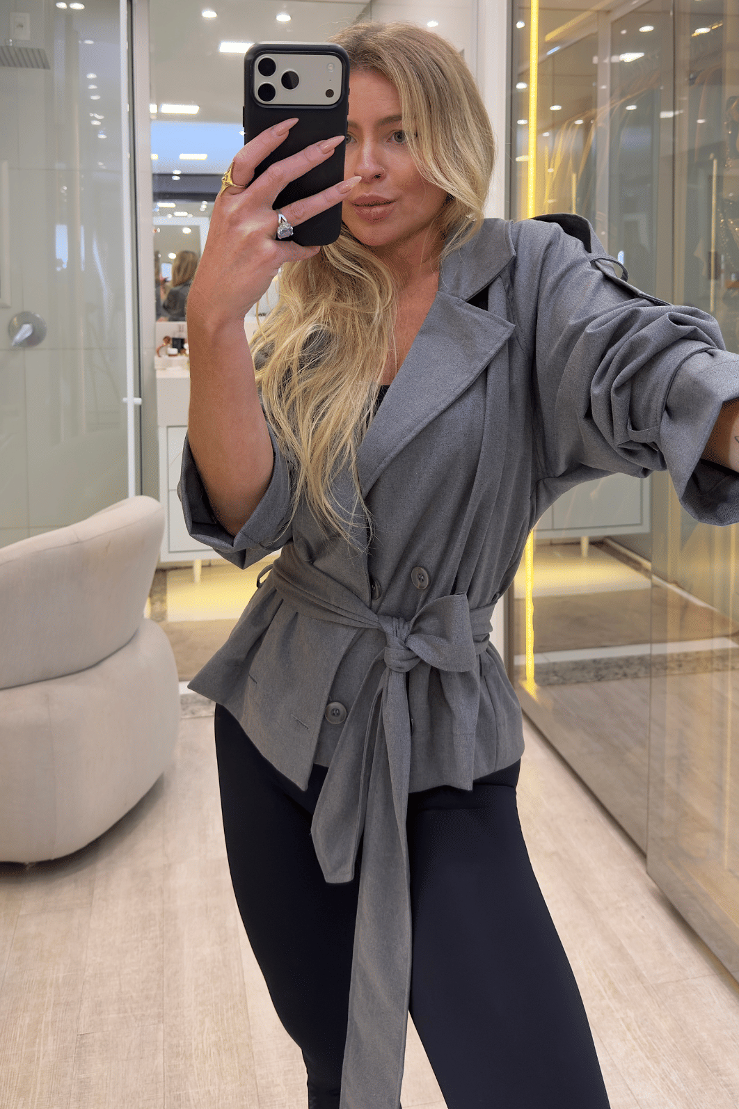Casaco trench coat curto com cinto Casaco trench coat curto com cinto