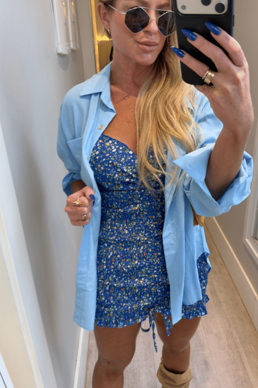 Vestido cereja azul com flores laranjas e bege