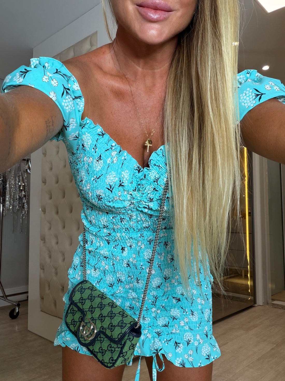 Vestido cereja verde água com estampa de flores