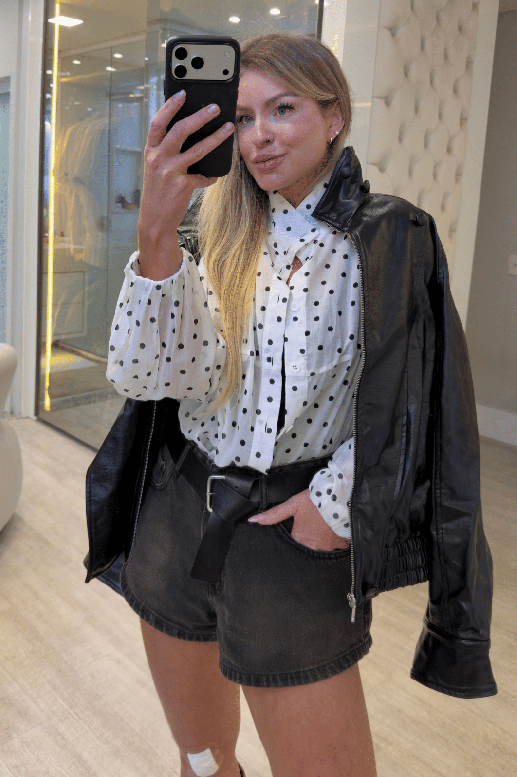 Camisa alongada gola alta estampa de poá Belinda Camisa alongada gola alta estampa de poá Belinda