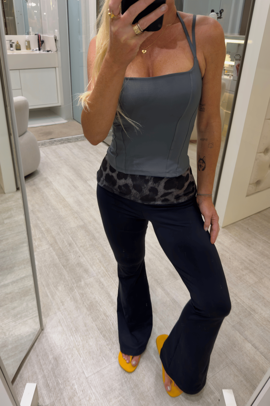 Conjunto calça flare e top faixa onça Indiara Conjunto calça flare e top faixa onça Indiara