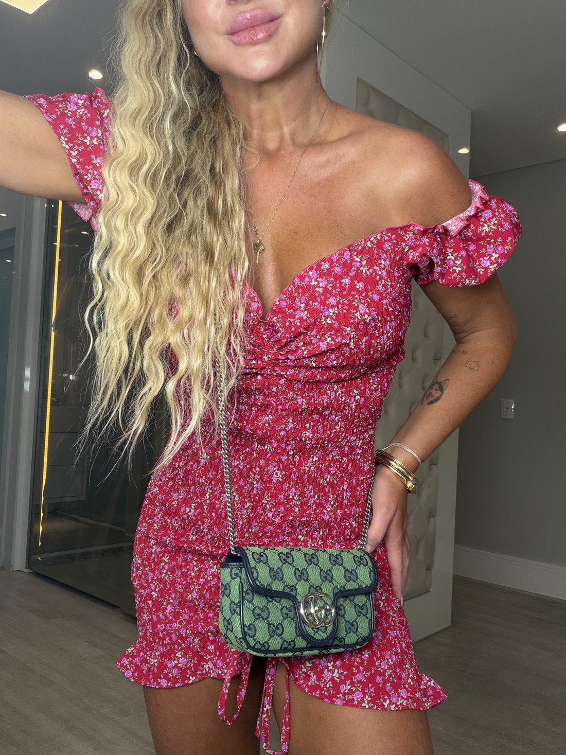 Vestido cereja fúcsia com flores