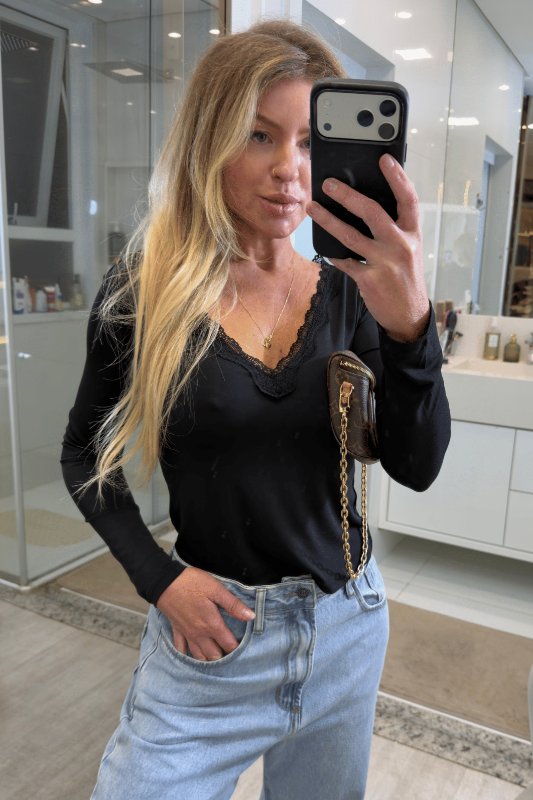 Blusa manga longa malha Angel decote v com detalhe em renda Malu Blusa manga longa malha Angel decote v com detalhe em renda Malu