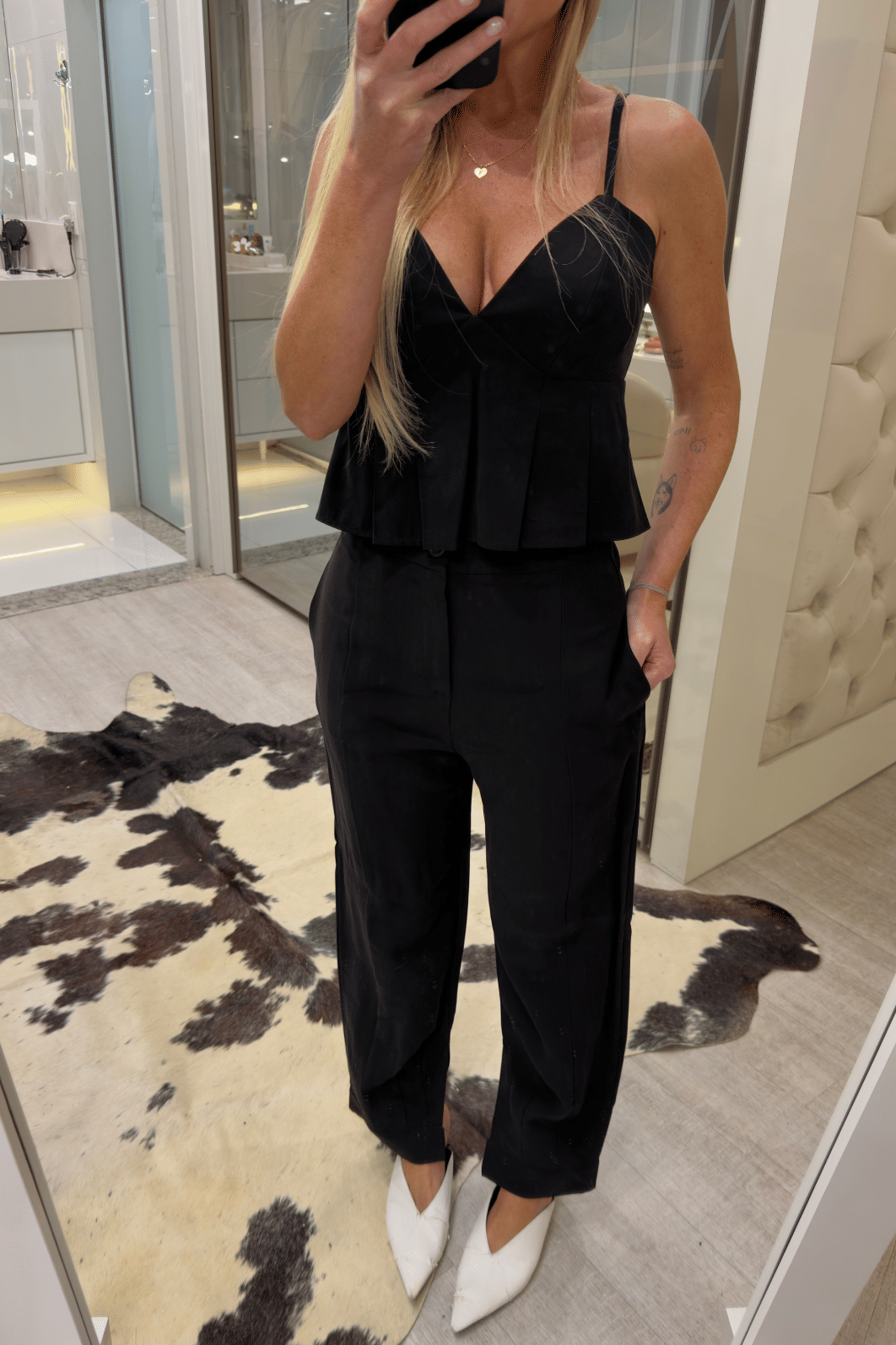 Conjunto calça e blusa com pregas em alafaitaria Carol PRETO Conjunto calça e blusa com pregas em alafaitaria Carol PRETO