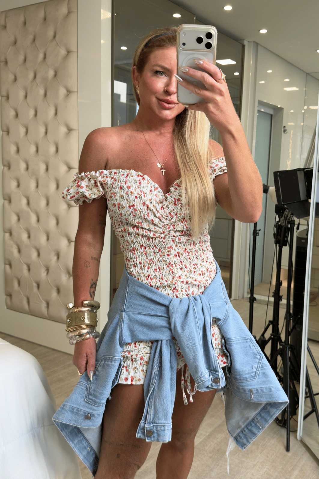 Vestido cereja off-white com flores vermelhas e marrom claro