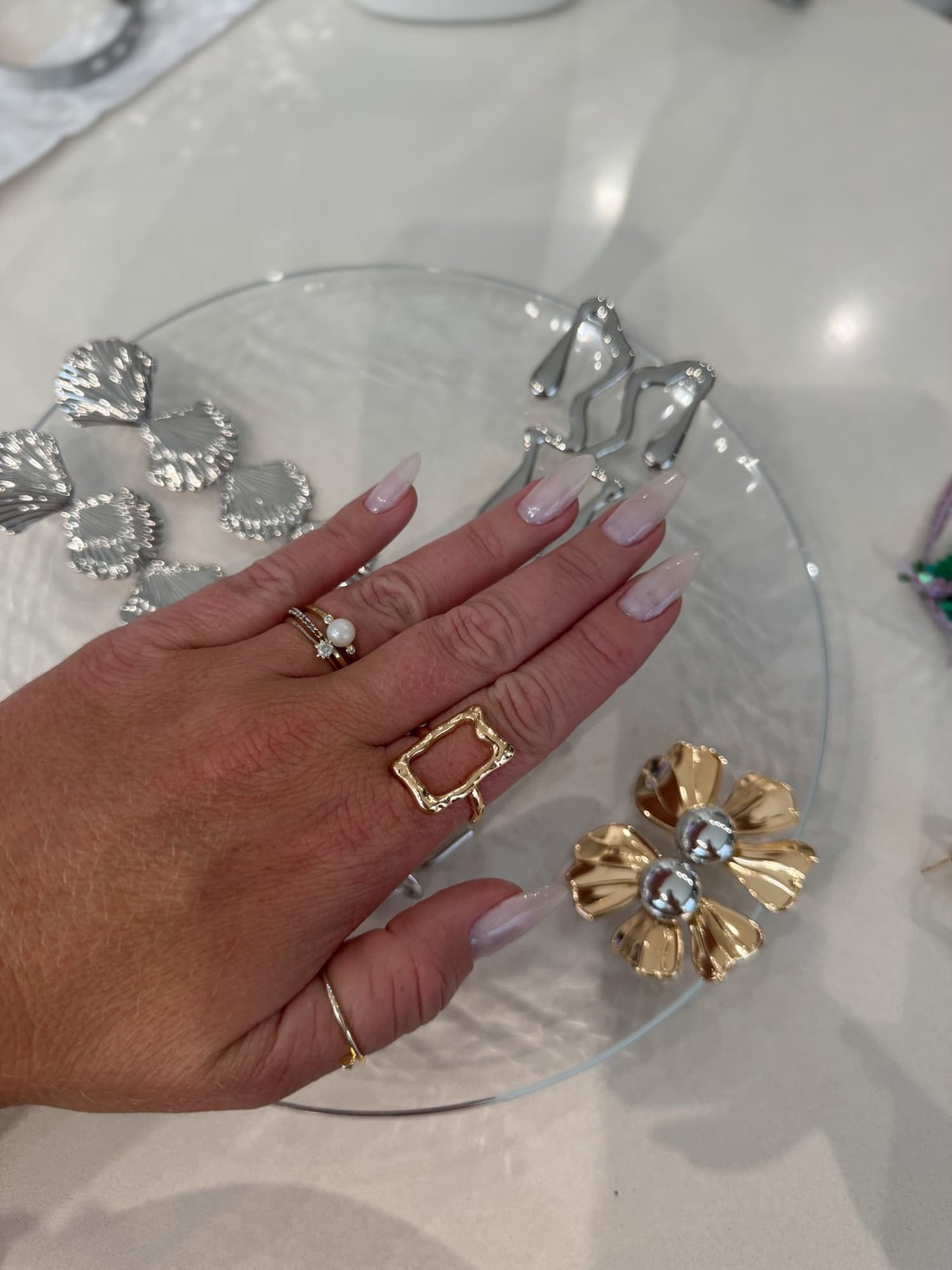 Anel orgânico quadrado vazado dourado