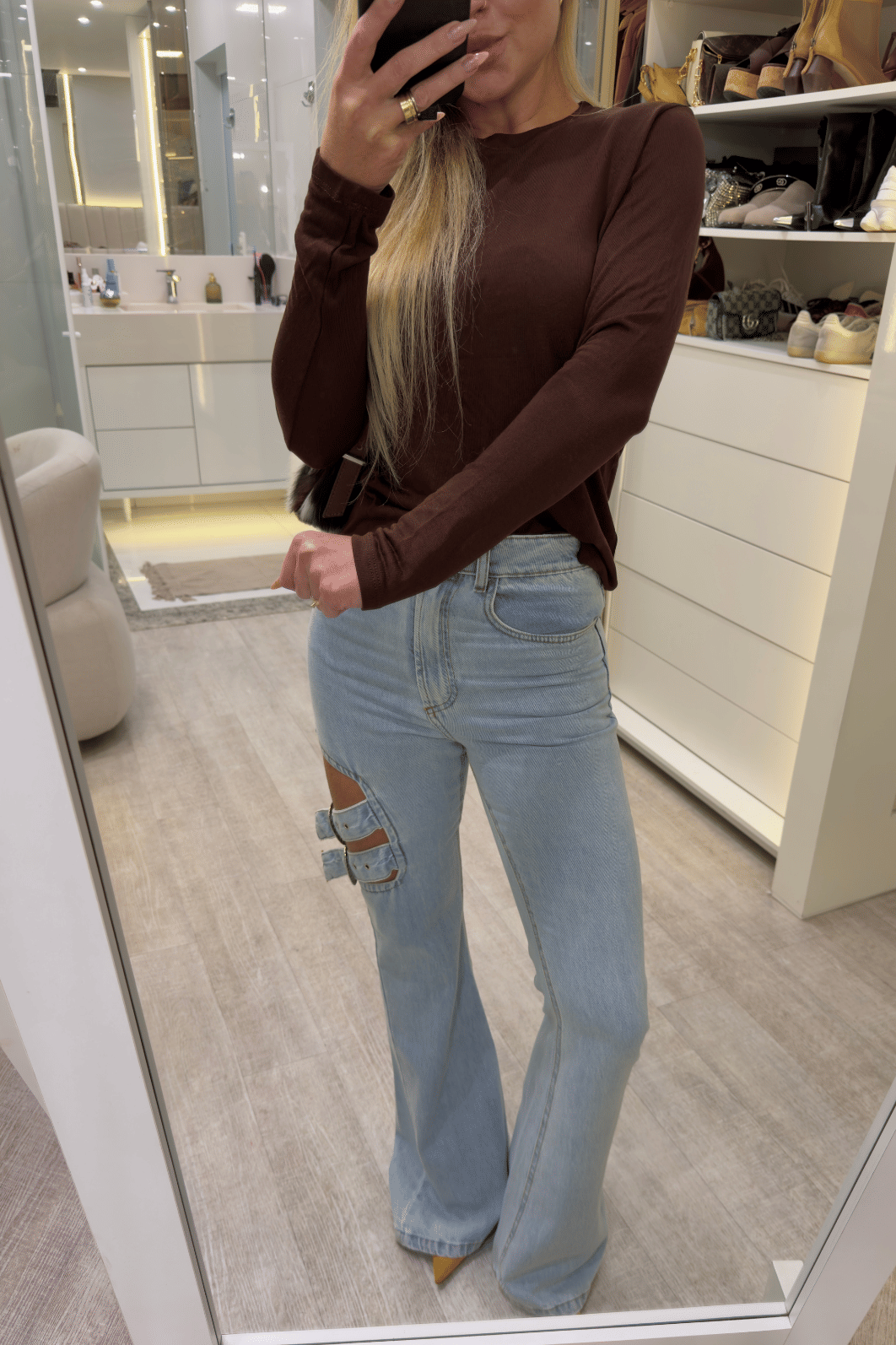 Calça jeans com fivelas na lateral Calça jeans com fivelas na lateral