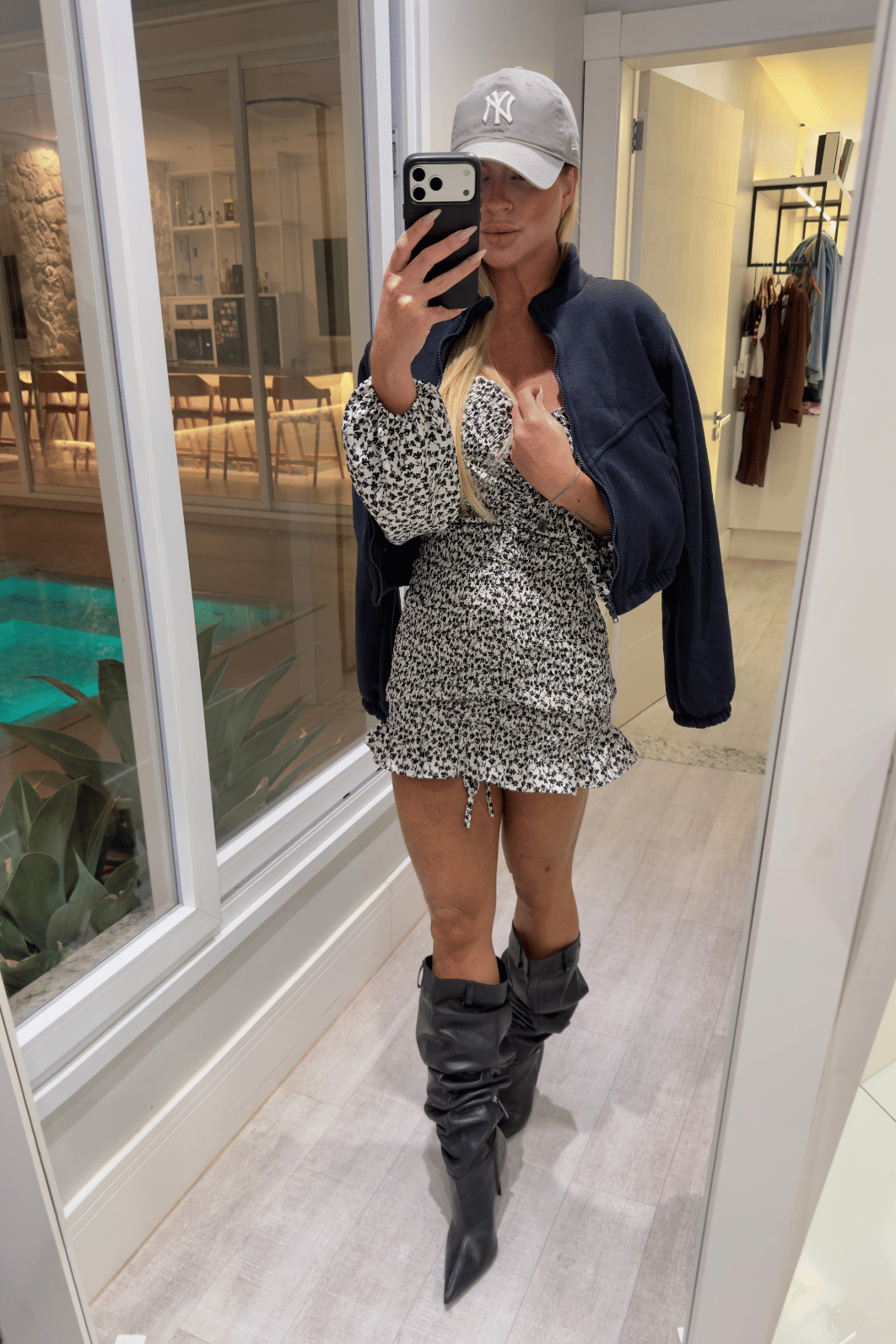 Vestido cereja manga longa branco com flores preta Vestido cereja manga longa branco com flores preta