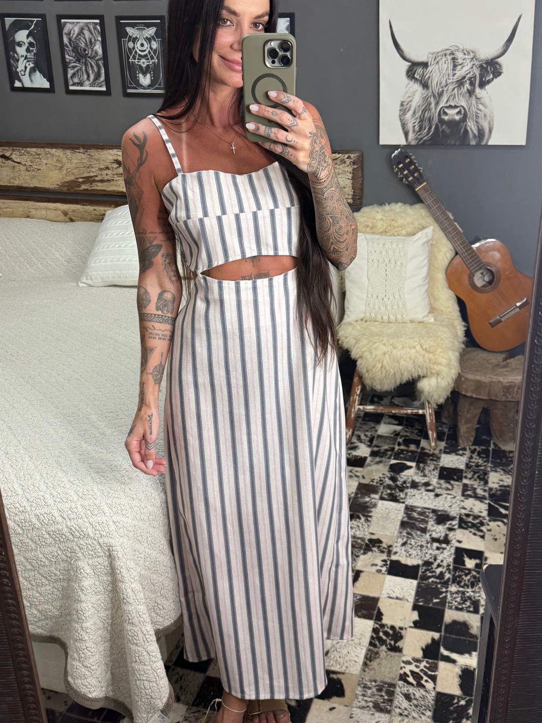 Vestido midi com recortes estampa de listra