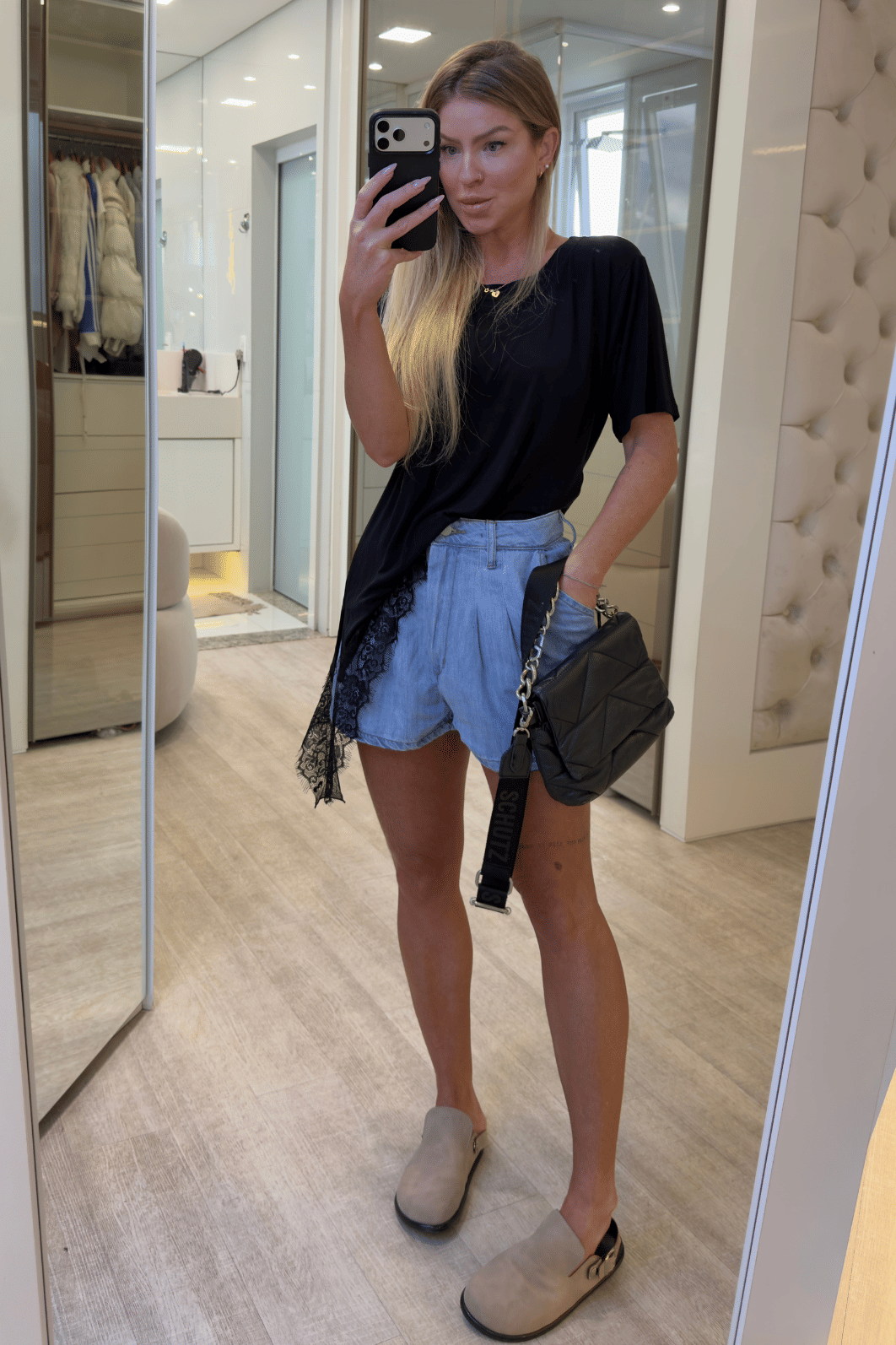 Camiseta assimétrica com renda Lídia Camiseta assimétrica com renda Lídia
