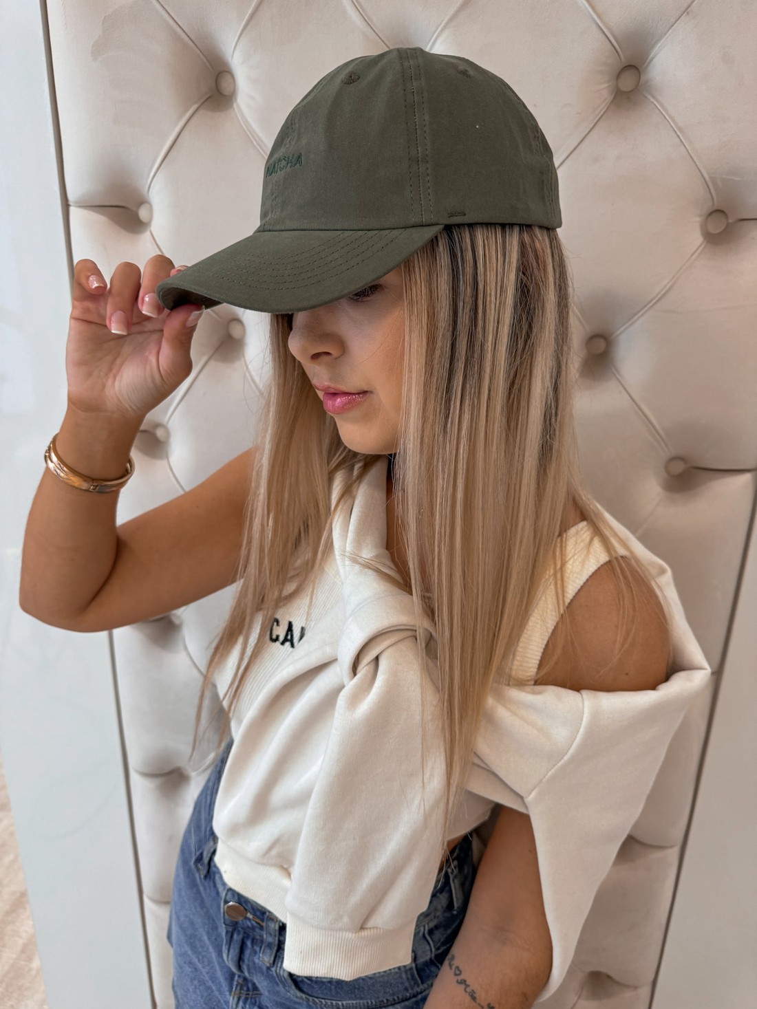 Boné com bordado frontal