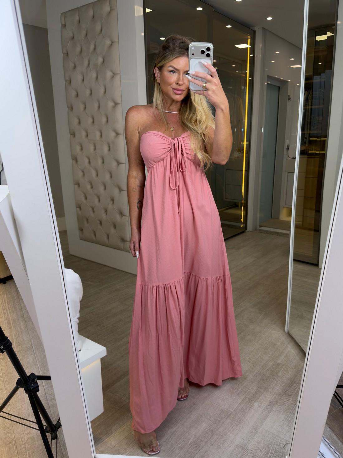 Vestido longo tomara que caia com detalhe em amarração no busto Diana Vestido longo tomara que caia com detalhe em amarração no busto Diana