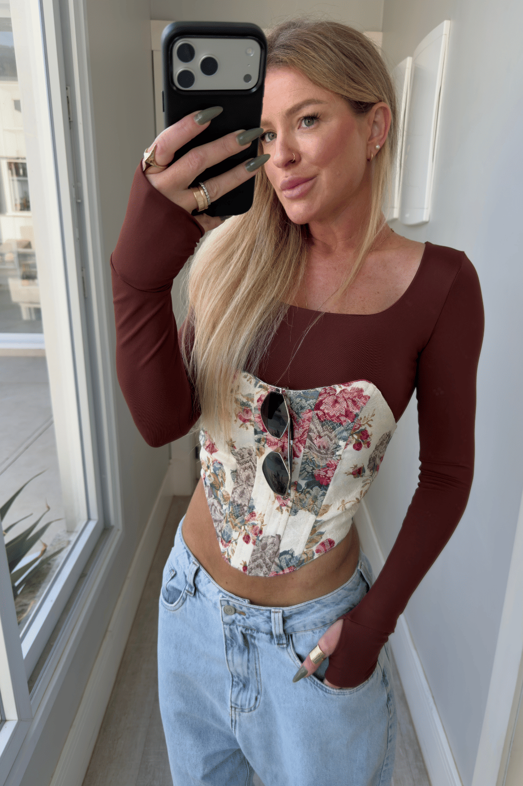 Cropped corset sem alças com estampa floral