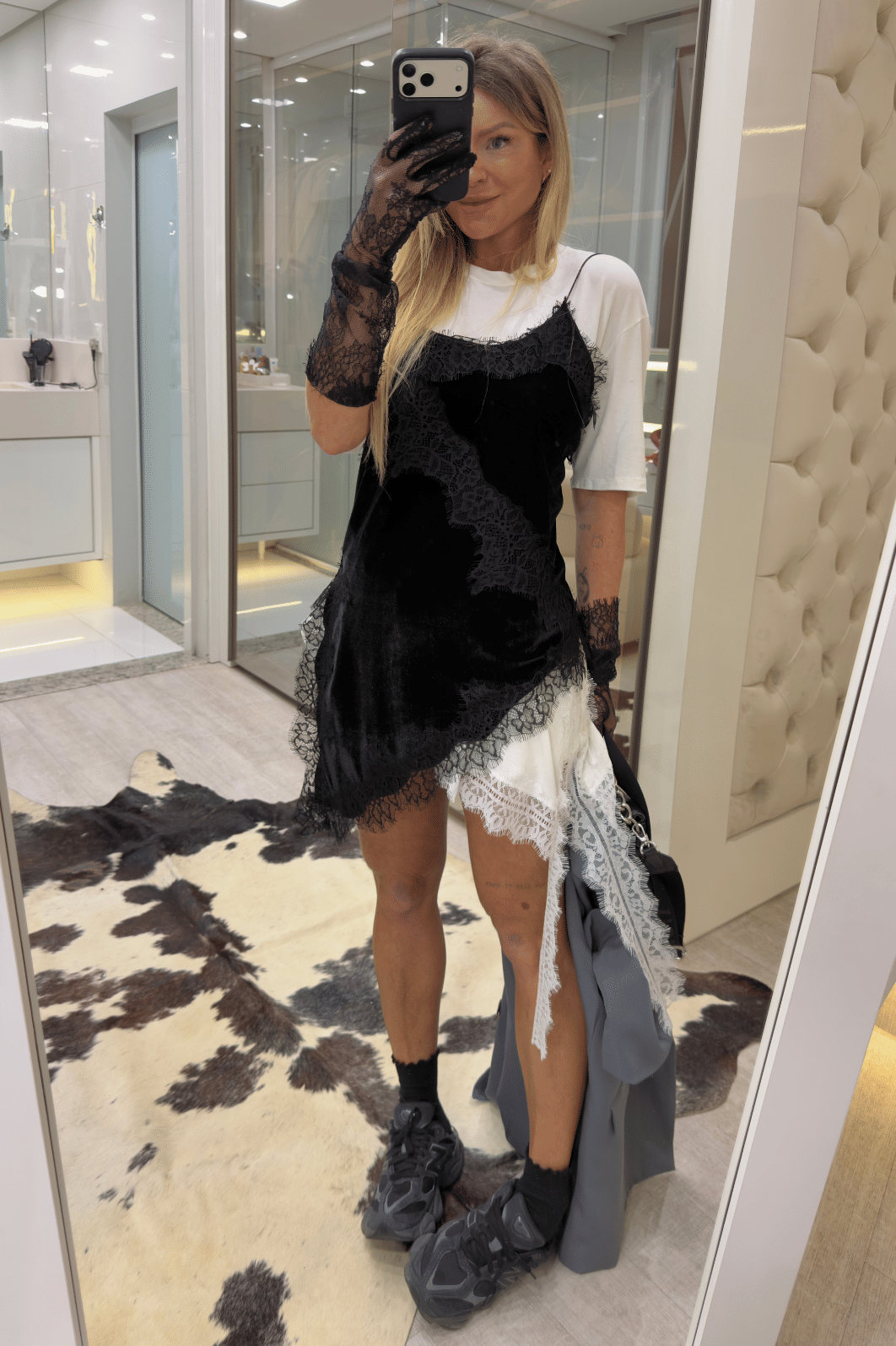 Blusa assimétrica em veludo com renda Mia Blusa assimétrica em veludo com renda Mia