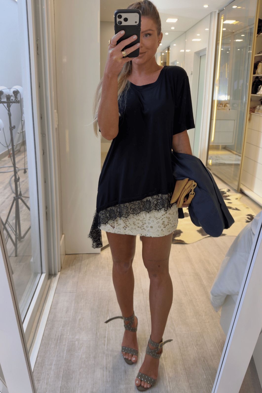 Blusa assimétrica com renda Maiara Blusa assimétrica com renda Maiara