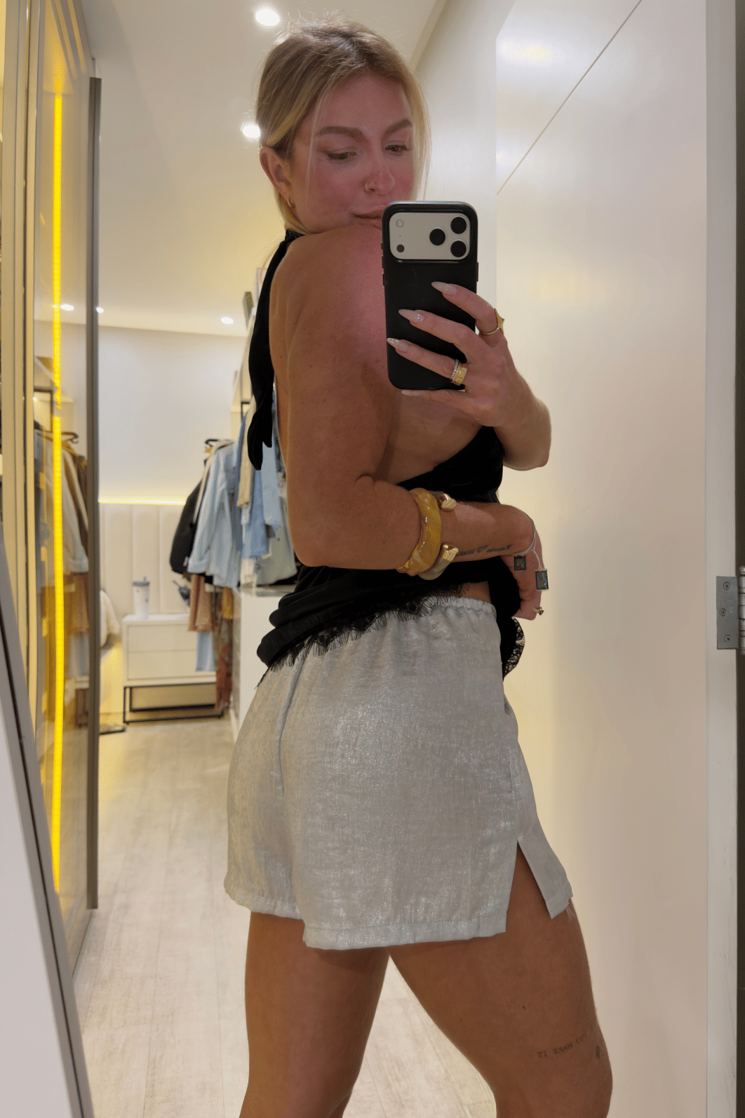 Short curto em cetim brilhoso Prata