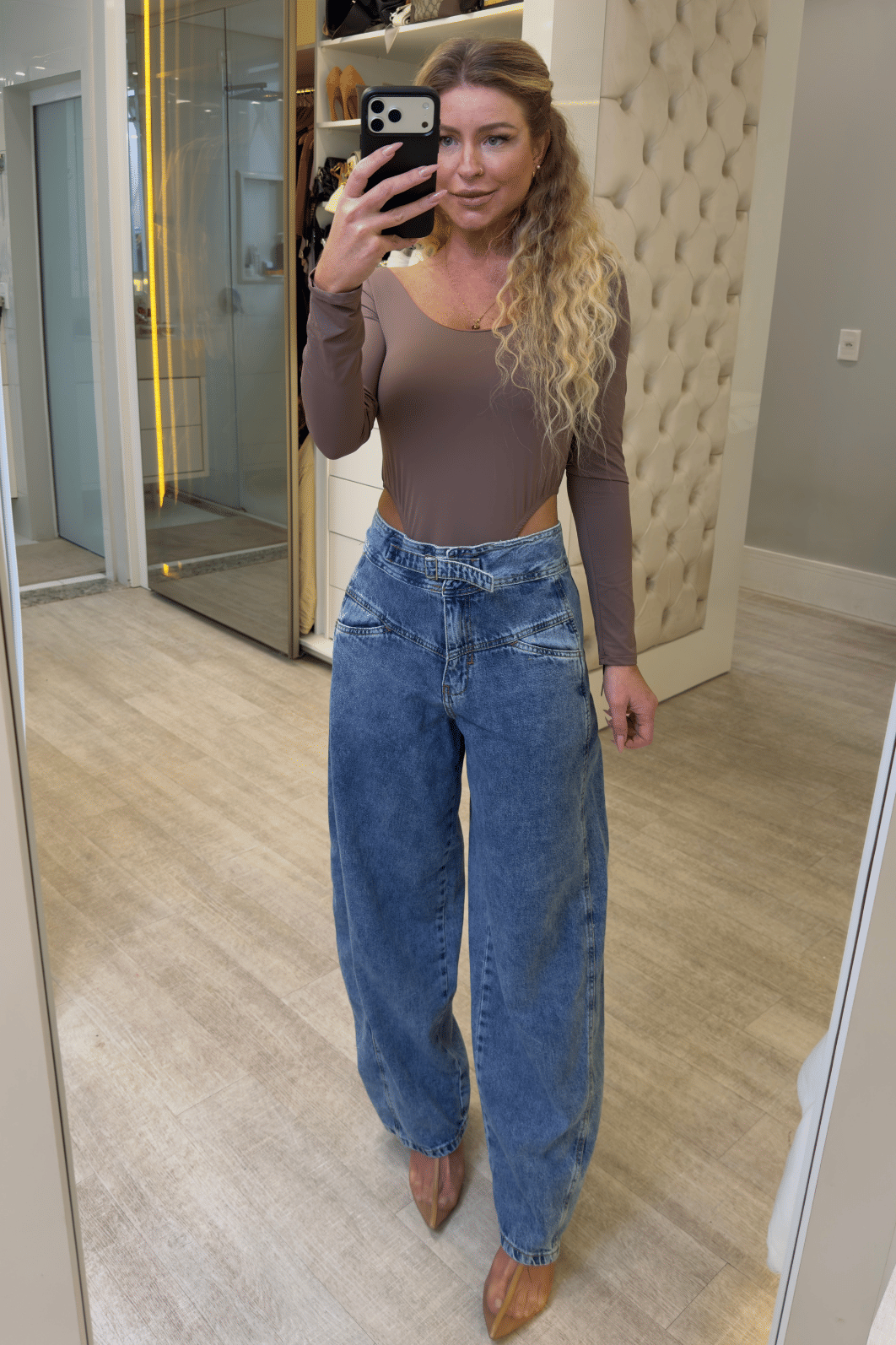 Calça jeans Barrel com detalhes em costura e Lapela Calça jeans Barrel com detalhes em costura e Lapela