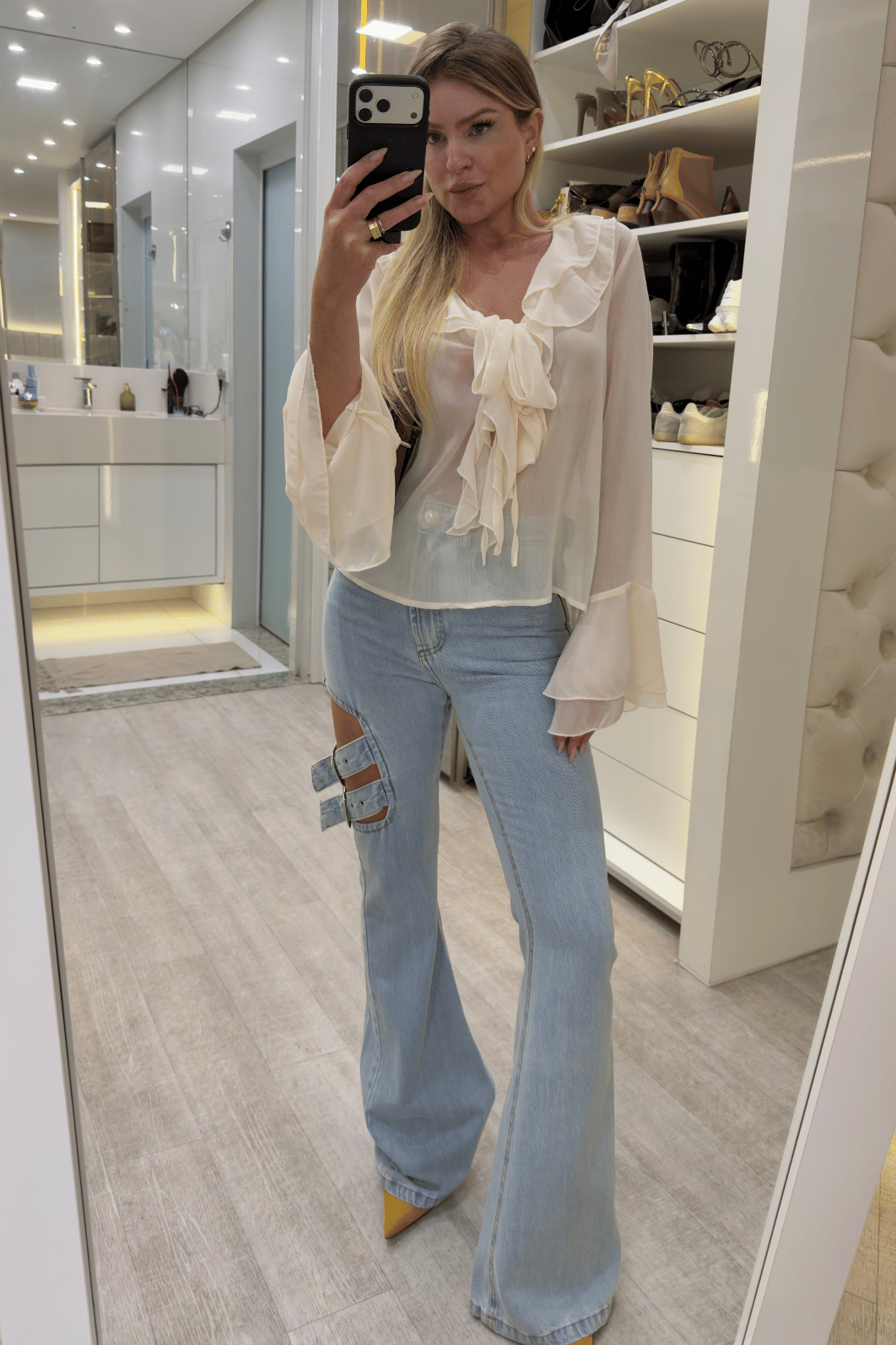 Calça jeans com fivelas na lateral Calça jeans com fivelas na lateral