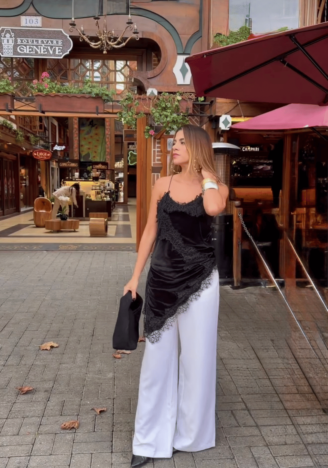 Blusa assimétrica em veludo com renda Mia Blusa assimétrica em veludo com renda Mia