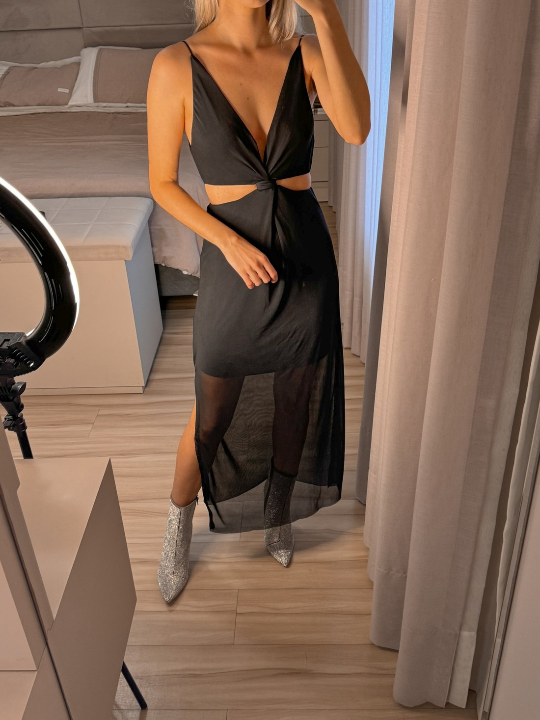 Vestido midi em tule com detalhes em recorte e fendas laterais