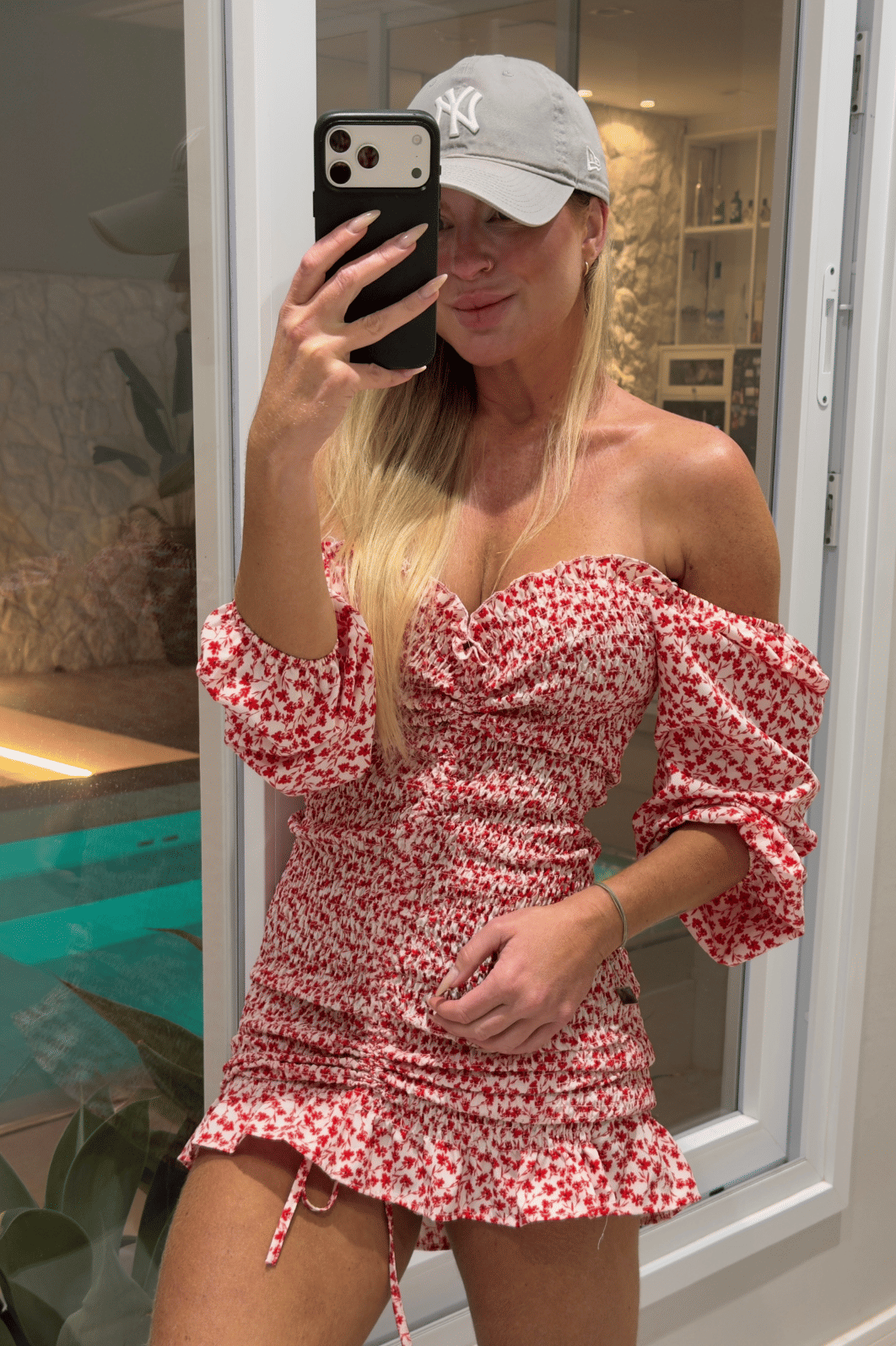 Vestido cereja manga longa off com flores vermelhas Vestido cereja manga longa off com flores vermelhas