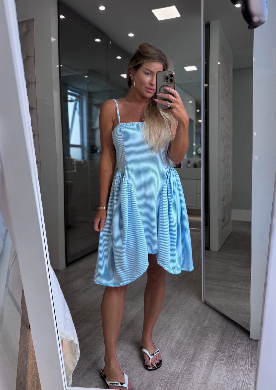 Vestido curto de alcinha soltinho com pregas  estampa de listras