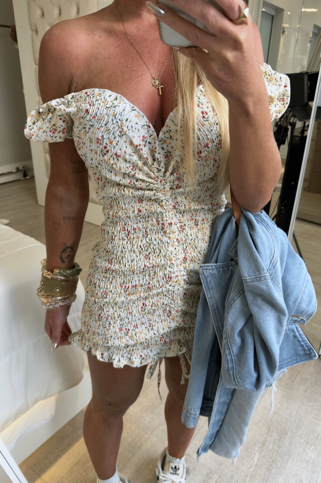 Vestido cereja off-white com flores vermelhas e marrom claro