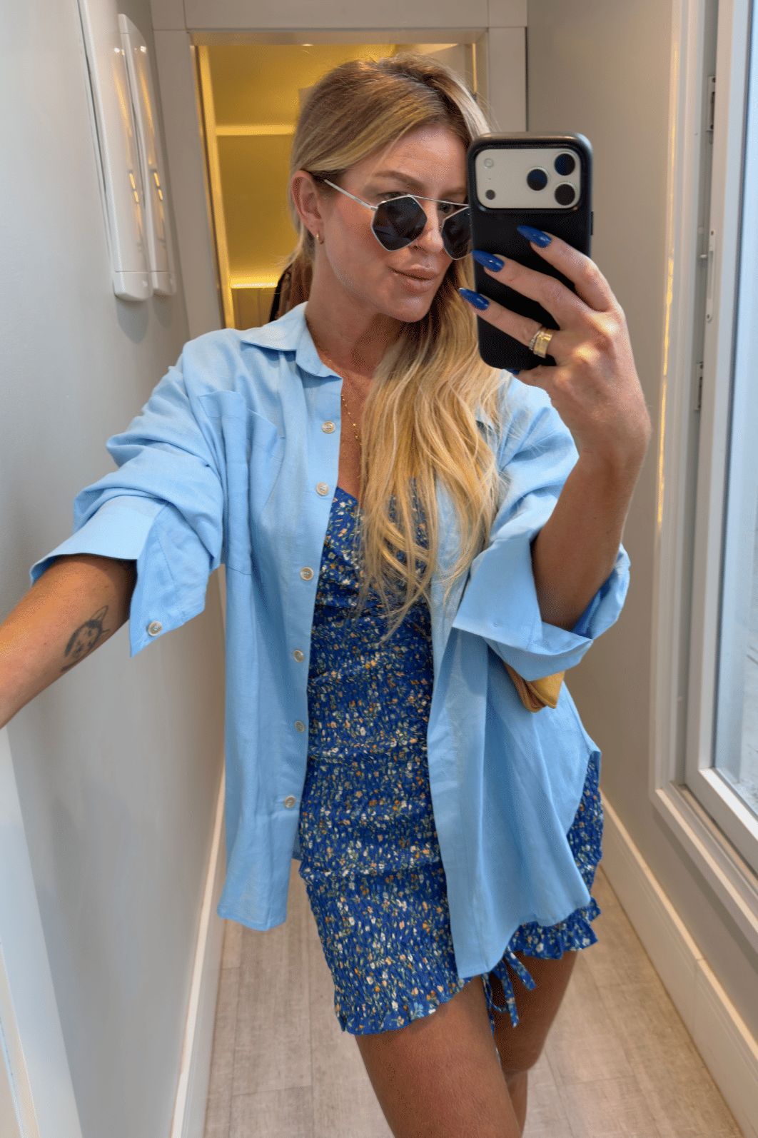 Vestido cereja azul com flores laranjas e bege