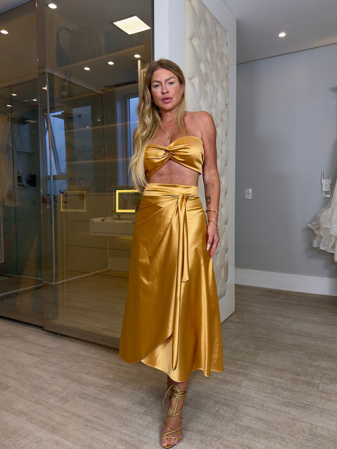 Cropped faixa com amarração Dourado Aimê Cropped faixa com amarração Dourado Aimê