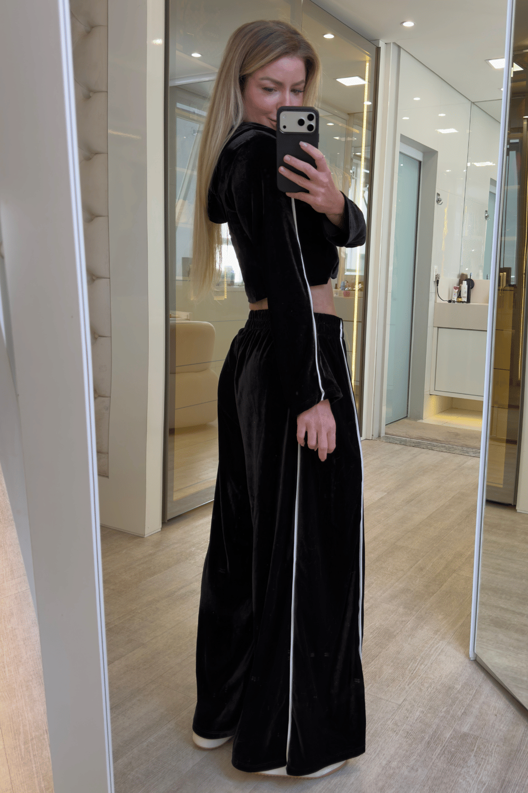 Conjunto de plush calça e jaqueta detalhe em listra Conjunto de plush calça e jaqueta detalhe em listra