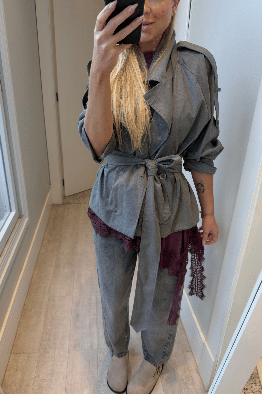Casaco trench coat curto com cinto Casaco trench coat curto com cinto