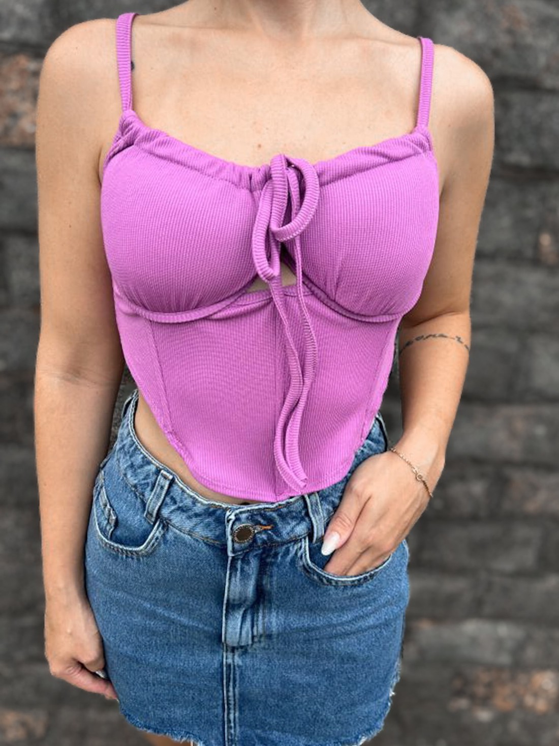 Cropped corset canelado com alças