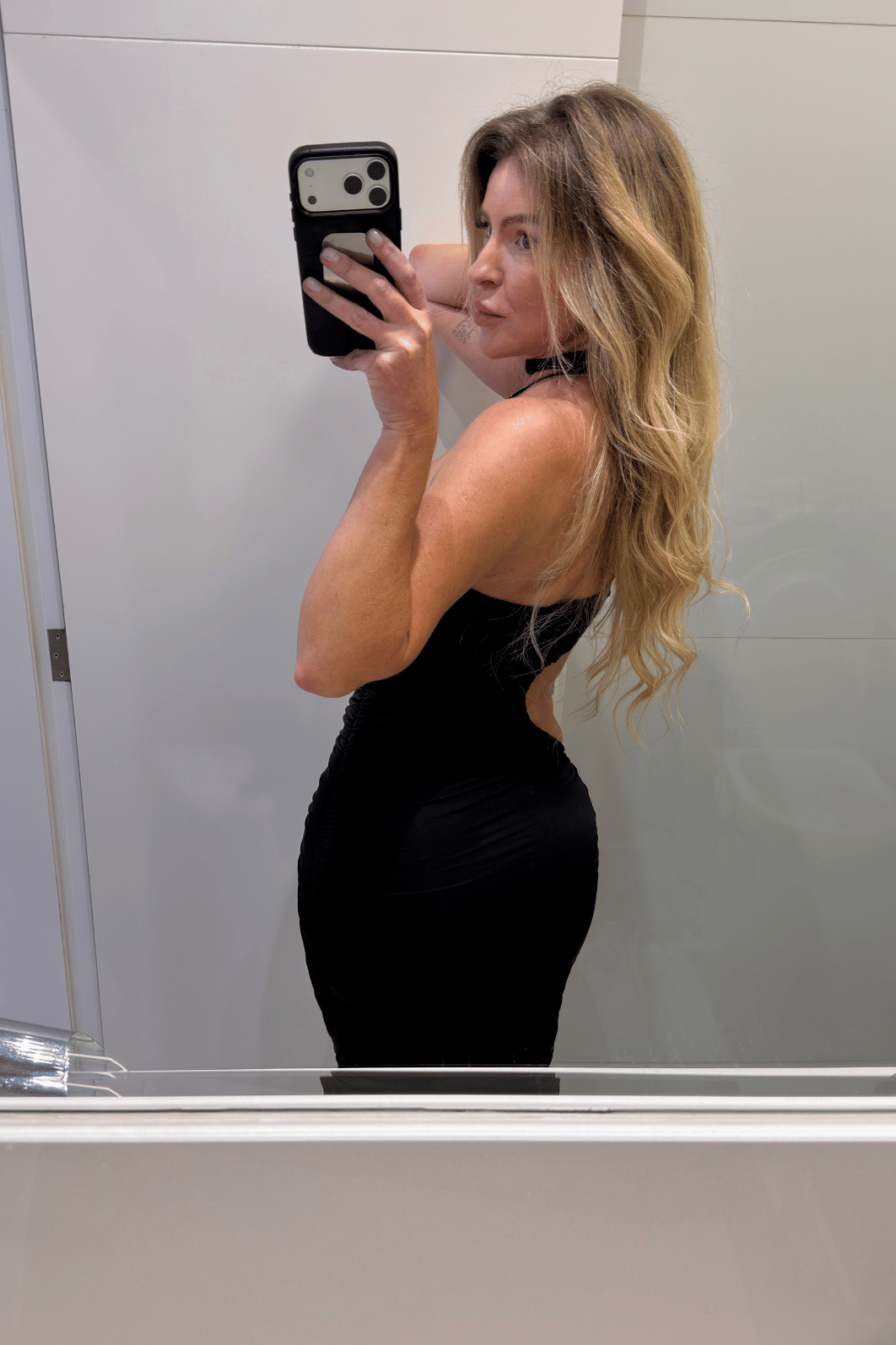 Vestido midi com recortes e franzido Katherine