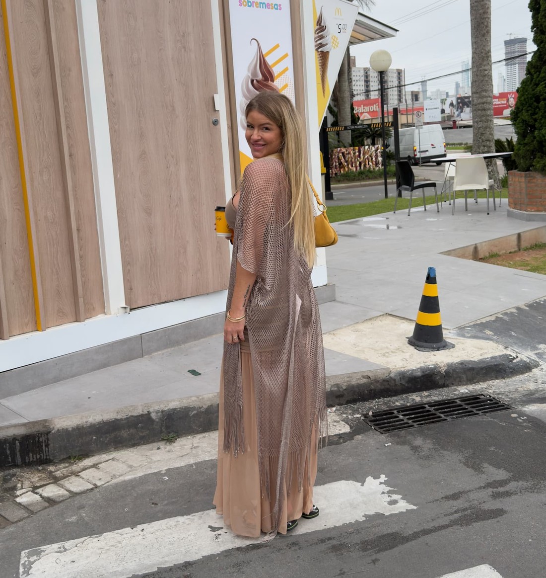 Kimono alongado vazado com franjas Kimono alongado vazado com franjas