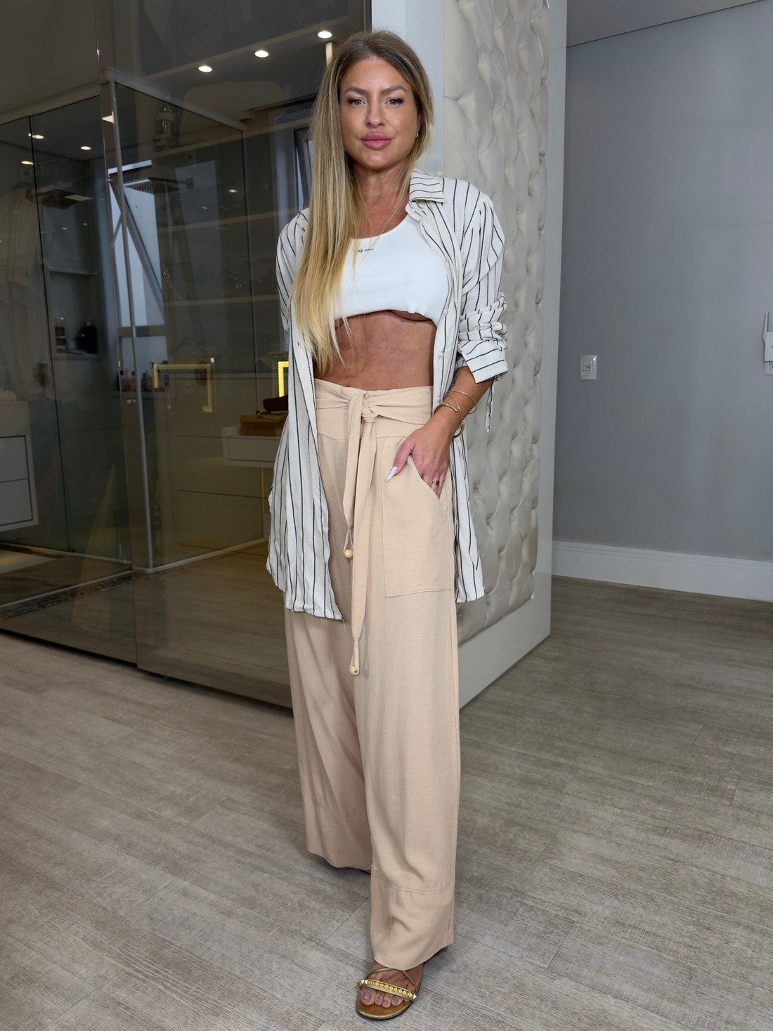 Camisa alongada arredondada na barra estampa de listra