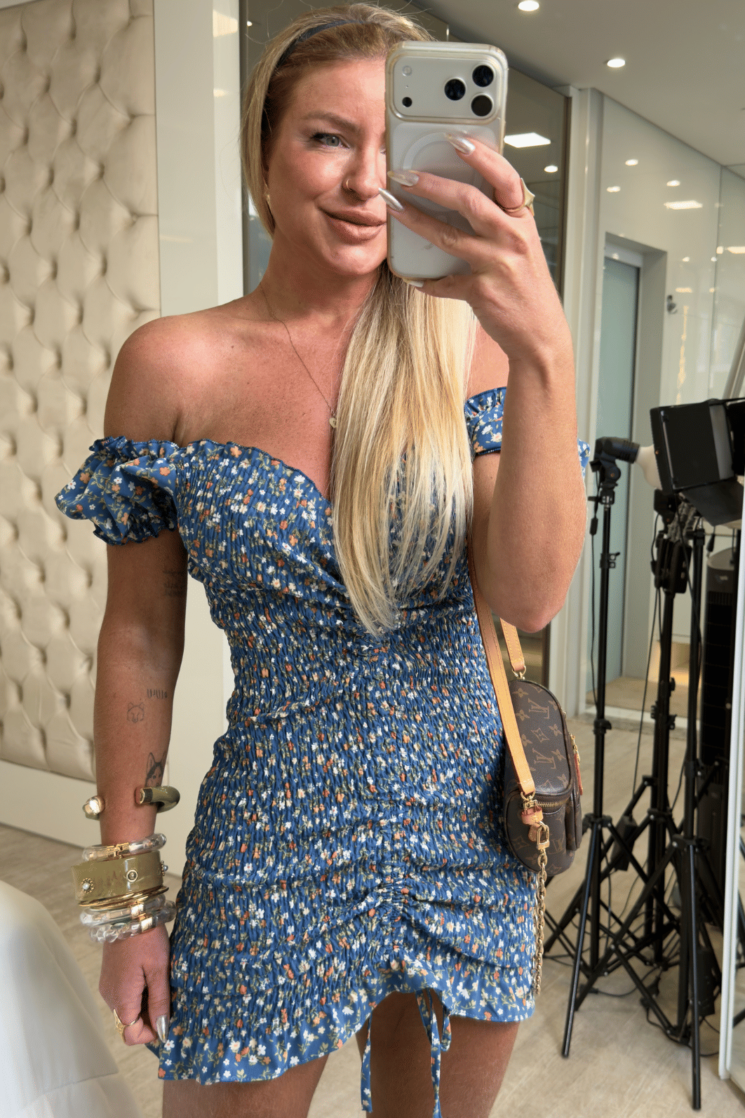 Vestido cereja azul com estampa de flores laranjas e brancas