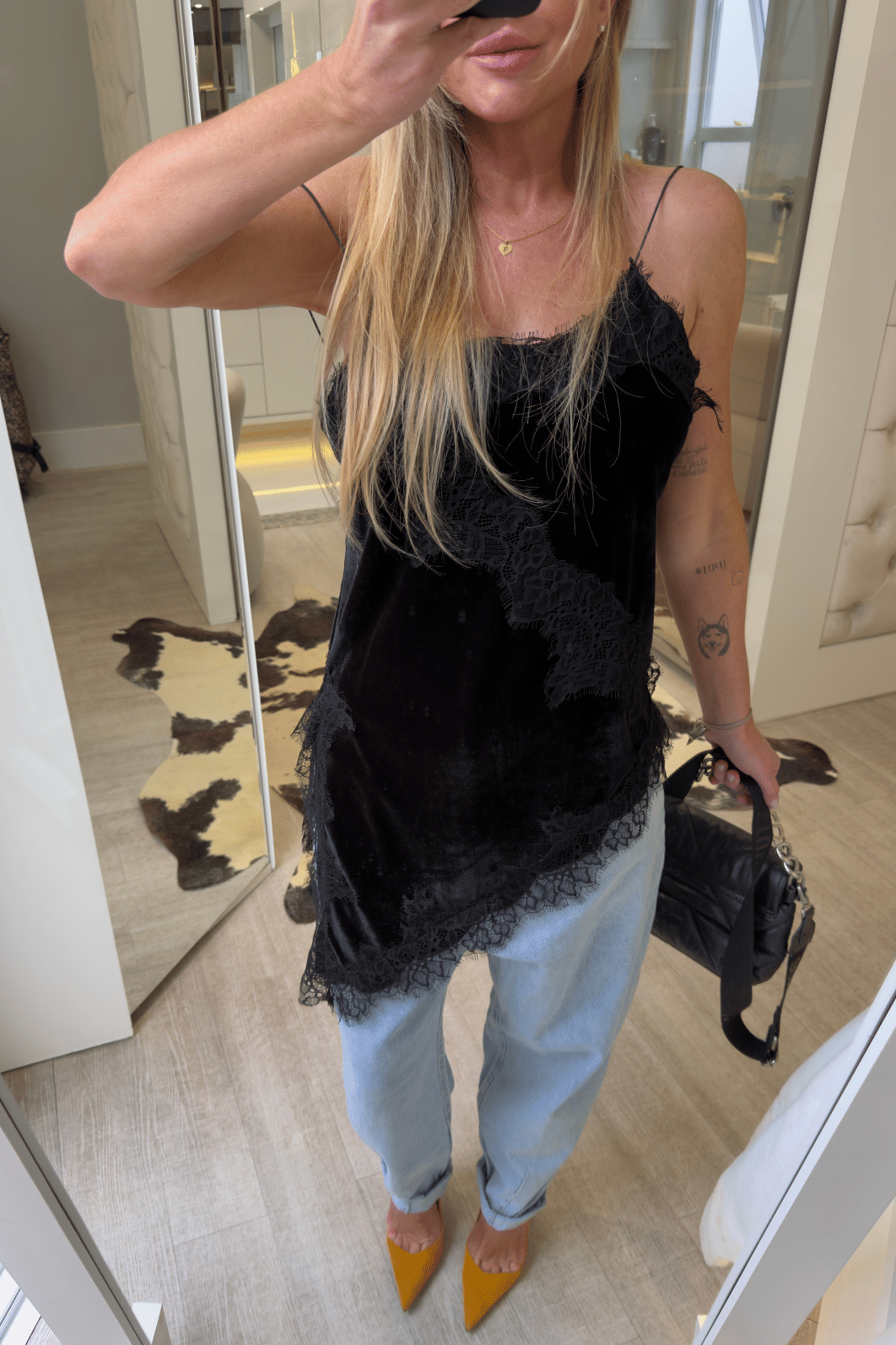 Blusa assimétrica em veludo com renda Mia Blusa assimétrica em veludo com renda Mia