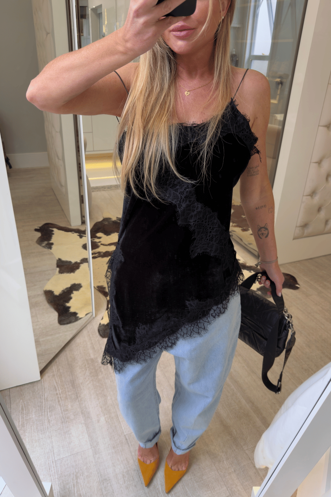Blusa assimétrica em veludo com renda Mia Blusa assimétrica em veludo com renda Mia